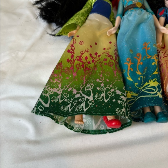 7 Disney Princess Doll Collection with Vibrant Dresses - Picture 3 of 6